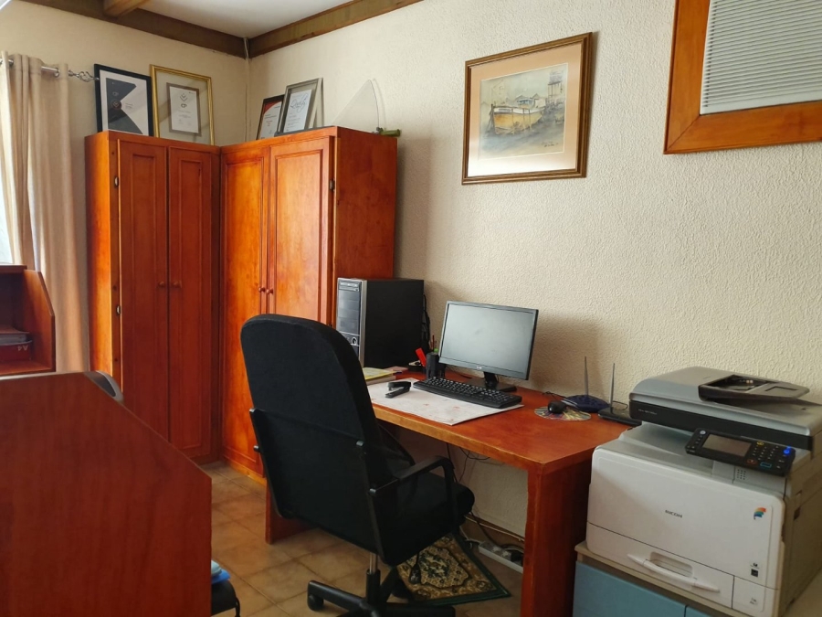 6 Bedroom Property for Sale in Flimieda North West